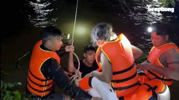 CLIP: Căng dây vượt nước lũ, đưa người dân đi cấp cứu trong đêm mưa Nghệ An
