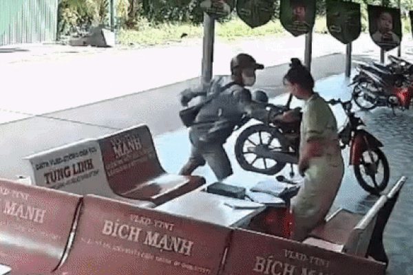 Clip cô gái chống trả tên cướp giật dây chuyền trong tiệm tạp hóa