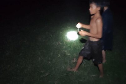 Clip hai trẻ mắc kẹt giữa bãi bồi, công an bơi ra cứu giữa dòng nước xiết
