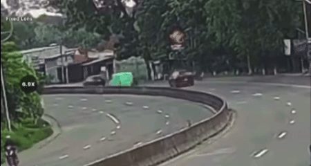 Clip: Khoảnh khắc ô tô lao vào nhà dân khiến một cô giáo tử vong ở TPHCM