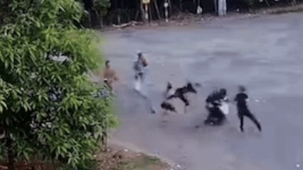 [Clip] Mâu thuẫn trong lúc ăn nhậu, hai nhóm công nhân cầm hung khí lao vào hỗn chiến