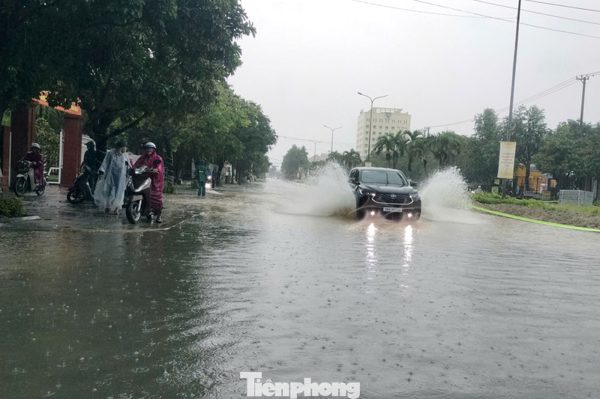 CLIP: Mưa như trút, nhiều tuyến phố phía nam Đà Nẵng ngập sâu
