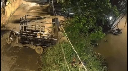 [Clip] Người đàn ông đổ cả xe ba gác chứa rác xuống kênh