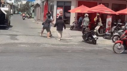 [Clip] Nhóm nam nữ đánh nhau giữa đường gây náo loạn