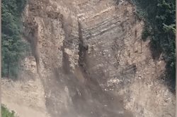 Clip núi lở, đất đá vùi lấp đường vào nhiều bản ở Nghệ An