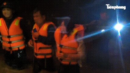 CLIP: Nước lũ dâng hơn 1 m, hàng chục hộ dân phải di dời khẩn cấp