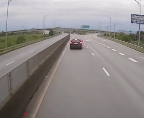 Clip ô tô con đột ngột rời cao tốc, tài xế xe tải phanh 'cháy đường'