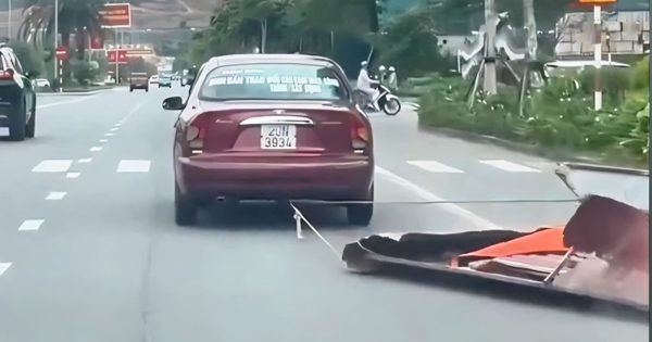 CLIP: Ô tô kéo lê mái tôn giữa đường ở Quảng Ninh
