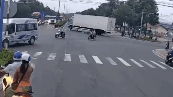 [Clip] Tài xế kéo nạn nhân khỏi gầm xe tải rồi bỏ chạy