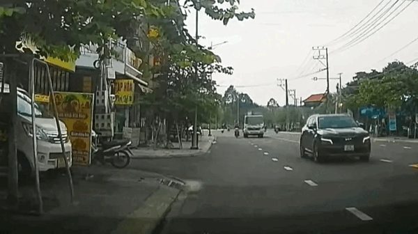 [Clip] Xe chở rác đánh võng, húc ngã người đi xe máy rồi bỏ chạy