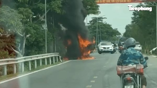CLIP: Xe tải bốc cháy dữ dội ở Nghệ An, cột khói đen cao hàng chục mét