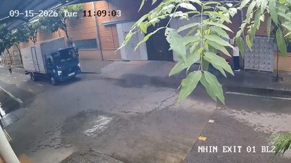 Clip: Xe tải đi lùi trong công ty đâm trúng nữ công nhân tử vong
