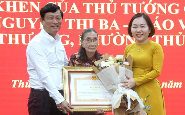 'Cô Ba' Thủ Dầu Một 10 năm dạy lớp học tình thương nhận bằng khen của Thủ tướng
