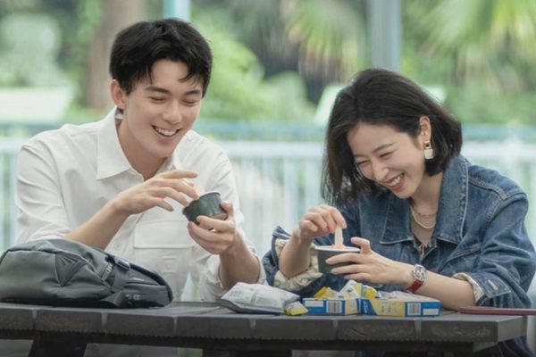 Có bạn trai, tôi vẫn rung động trước nam đồng nghiệp kém 8 tuổi