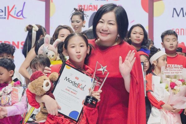 Cô bé 11 tuổi có tài diễn xiếc đăng quang Người mẫu nhí Việt Nam