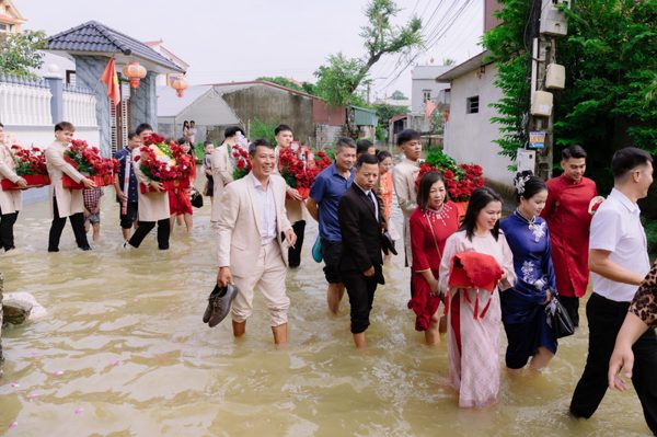 Cô dâu, chú rể xắn quần, lội nước làm lễ ăn hỏi