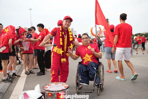Cổ động viên mang xe lăn đến Mỹ Đình cổ vũ tuyển Việt Nam