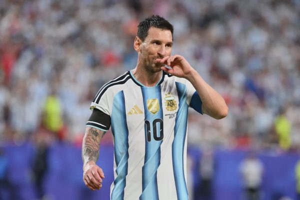Cổ động viên thế giới: "Cảm ơn Messi vì những phép màu với bóng đá"