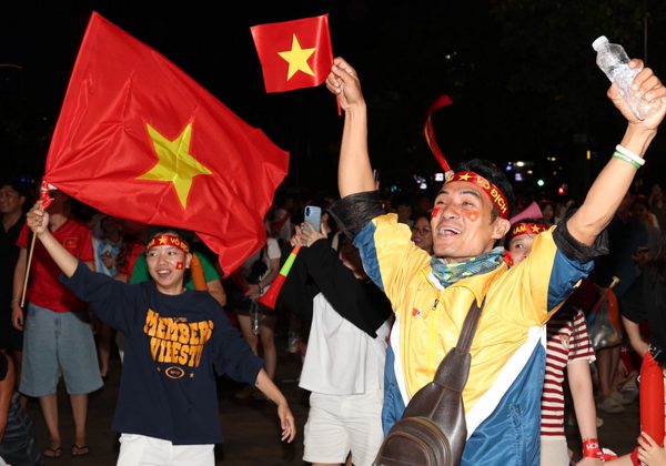 Cổ động viên trên Phố đi bộ Nguyễn Huệ bùng nổ với 2 bàn thắng vàng của tuyển Việt Nam