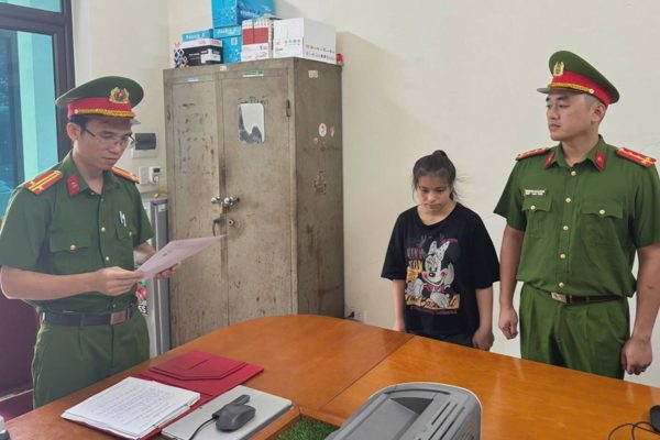 Cô gái 18 tuổi bị khởi tố vì lái xe đạp điện tông một cụ già tử vong