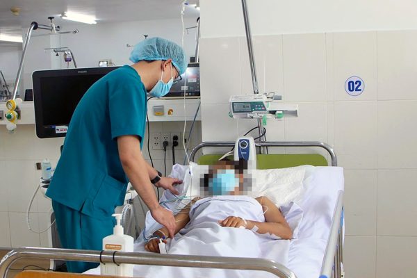 Cô gái 19 tuổi nguy kịch sau khi uống 20 viên Panadol và nước rửa chén