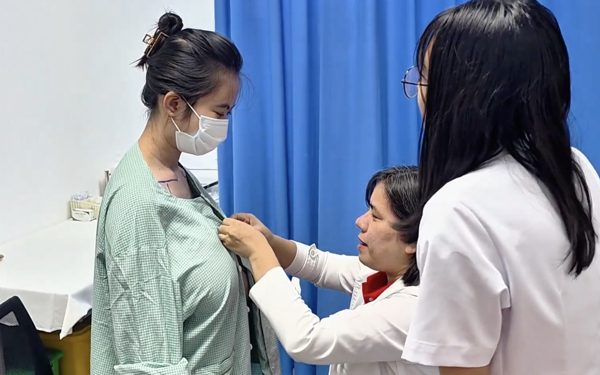 Cô gái 20 tuổi gù cả lưng vì vòng ngực quá khổ, bác sĩ phải can thiệp