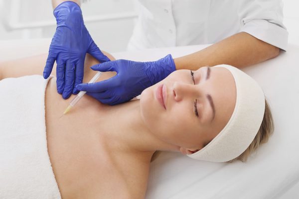 Cô gái 24 tuổi sưng vù hai bên ngực sau tiêm filler tại nhà