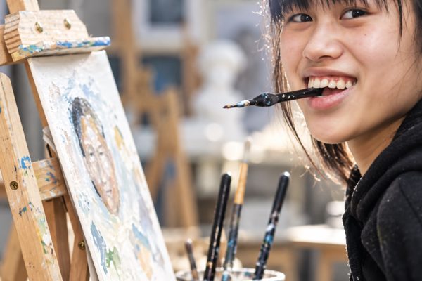 Cô gái bại liệt 10 năm vẽ tranh bằng miệng
