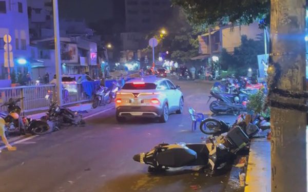 Cô gái không chịu lên xe, nam thanh niên lái ô tô tông nhiều xe máy trên đường