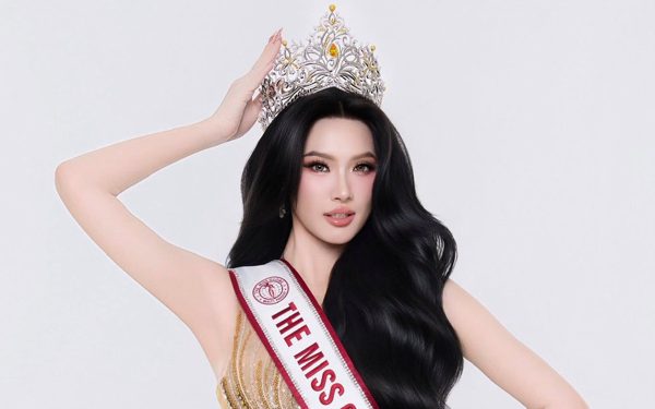 Cô gái làm nghề trang điểm mang sash Việt Nam thi The Miss Globe 2026