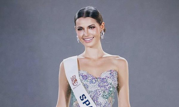 Cô gái mắc chứng khó đọc thành á hậu Miss World