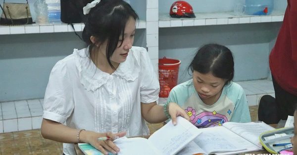 Cô gái mở lớp học miễn phí cho trẻ em khó khăn