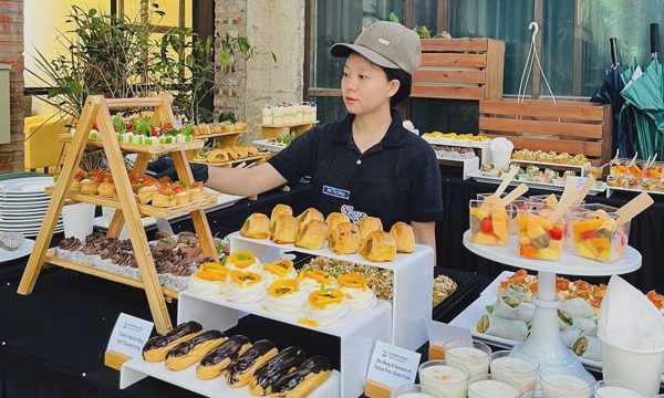 Cô gái Mông làm thợ bánh nuôi 7 đứa em