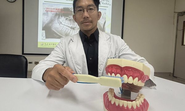Cô gái sâu 7 chiếc răng chỉ sau 3 tháng do thói quen uống sữa đêm