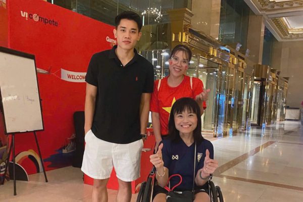 Cô gái Thái Lan chờ đến đêm gặp Đình Bắc và chuyến đi đặc biệt đến Hà Nội