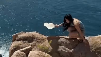 Cô gái trèo ra vách đá ở Nha Trang để 'sống ảo'