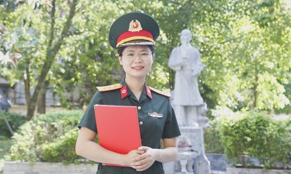 Cô gái 'vừa đủ điểm đỗ' tốt nghiệp thủ khoa bác sĩ nội trú Quân y