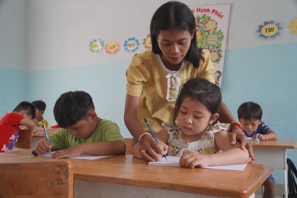Cô giáo 10 năm dạy chữ Khmer ở vùng biên