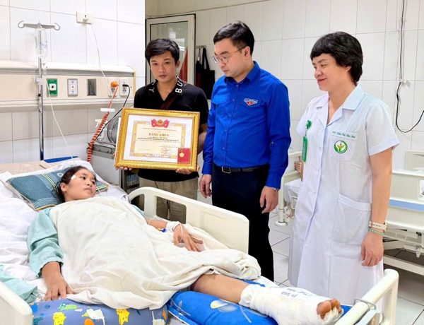Cô giáo bị xe tải cán khi cứu học sinh được trao Huy hiệu 'Tuổi trẻ dũng cảm'