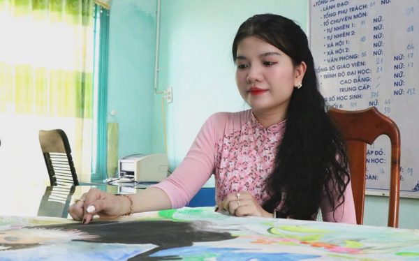 Cô giáo dùng tiếng Anh bảo vệ loài voọc chà vá chân xám quý hiếm