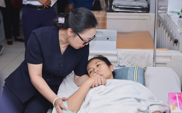 Cô giáo lao ra cứu bé 2 tuổi, bị xe tải cán qua hai chân