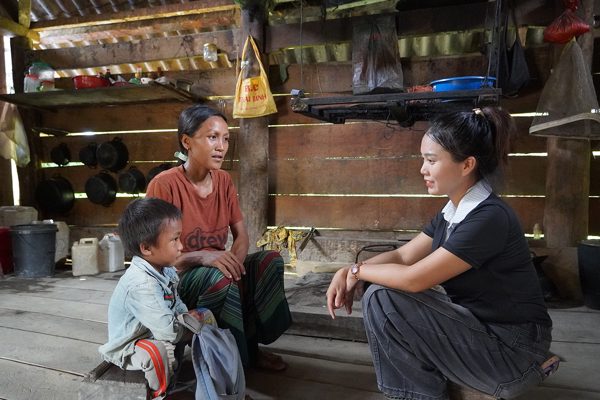 Cô giáo lên rẫy tìm học sinh, chờ cha mẹ 'đủ tuổi' để khai sinh cho trò
