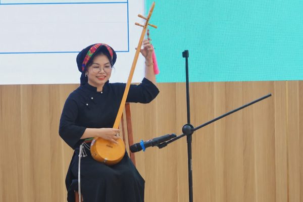 Cô giáo mặc trang phục dân tộc Tày, chơi đàn để dạy tiếng Anh