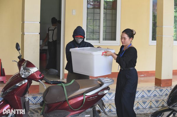Cô giáo ngày 3 lượt vượt rừng mang cơm cho học trò, có lần bị trâu húc té