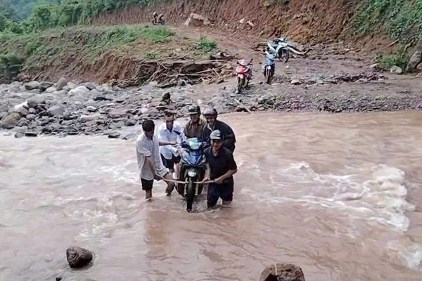 Cô giáo vùng biên khiêng xe máy vượt suối, băng rừng đến điểm trường '3 không'