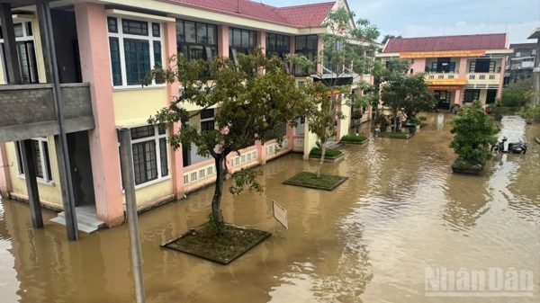 Có mưa, trụ sở Đảng ủy phường Hóa Châu, thành phố Huế lại ngập