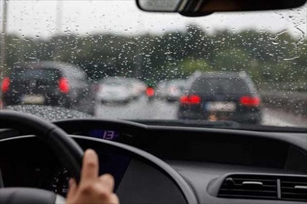 Có nên dùng ga tự động khi trời mưa