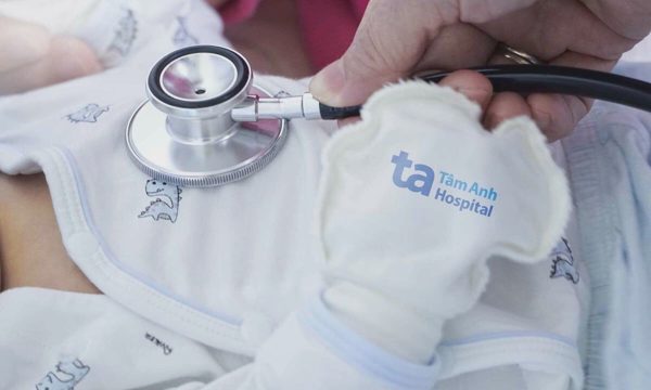 Có nên dùng miếng dán hạ sốt cho trẻ sơ sinh?