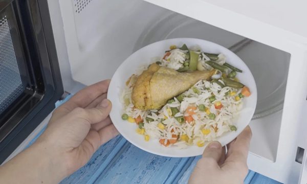 Có nên hâm nóng thức ăn thừa nhiều lần?