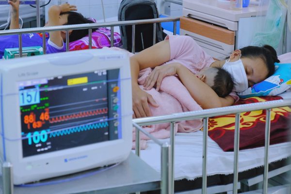 Có nên hỏi "bác sĩ AI" để biết cách điều trị bệnh tim cho con hay không?